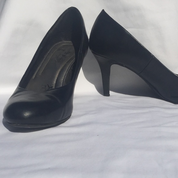 Black Comfort Plus Pumps - Picture 1 of 6